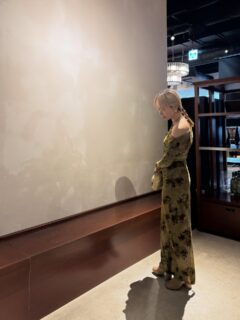 .
ワンピを着る機会がすごく減ってたから
久しぶりに着ると顕著に姿勢なども見えて
とっても良かった

所作も気をつけるしね

適度な緊張感も私は大事にしたいな

#ワンピースコーデ 
#ドレスコーデ 
#zara