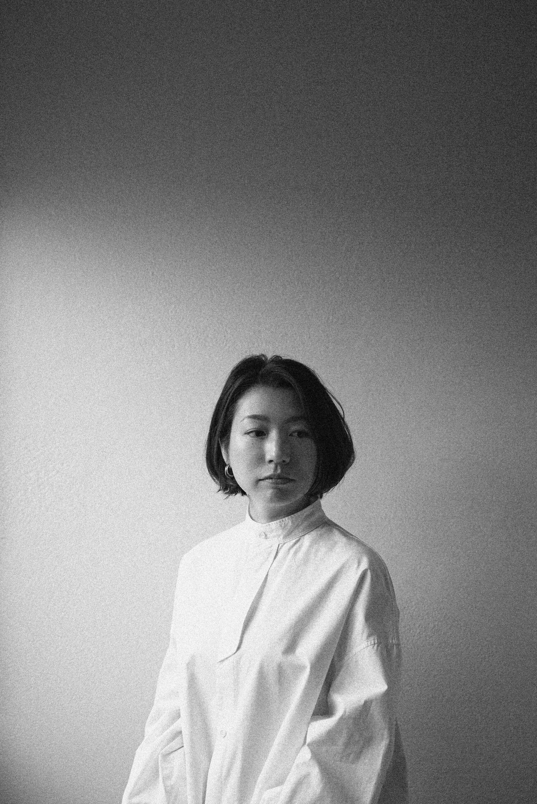 光と余白で静かな強さを表現したモノクロポートレート
